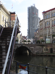 902115 Gezicht op de Stadhuisbrug vanaf het wed van de Ganzenmarkt bij de Oudegracht. Links het Stadhuis en centraal de ...